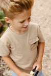 Jongens Shortsleeve MAIROLS241 van Little Levv in de kleur Taupe in maat 128.