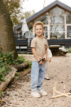 Jongens Shortsleeve MAIROLS241 van Little Levv in de kleur Taupe in maat 128.