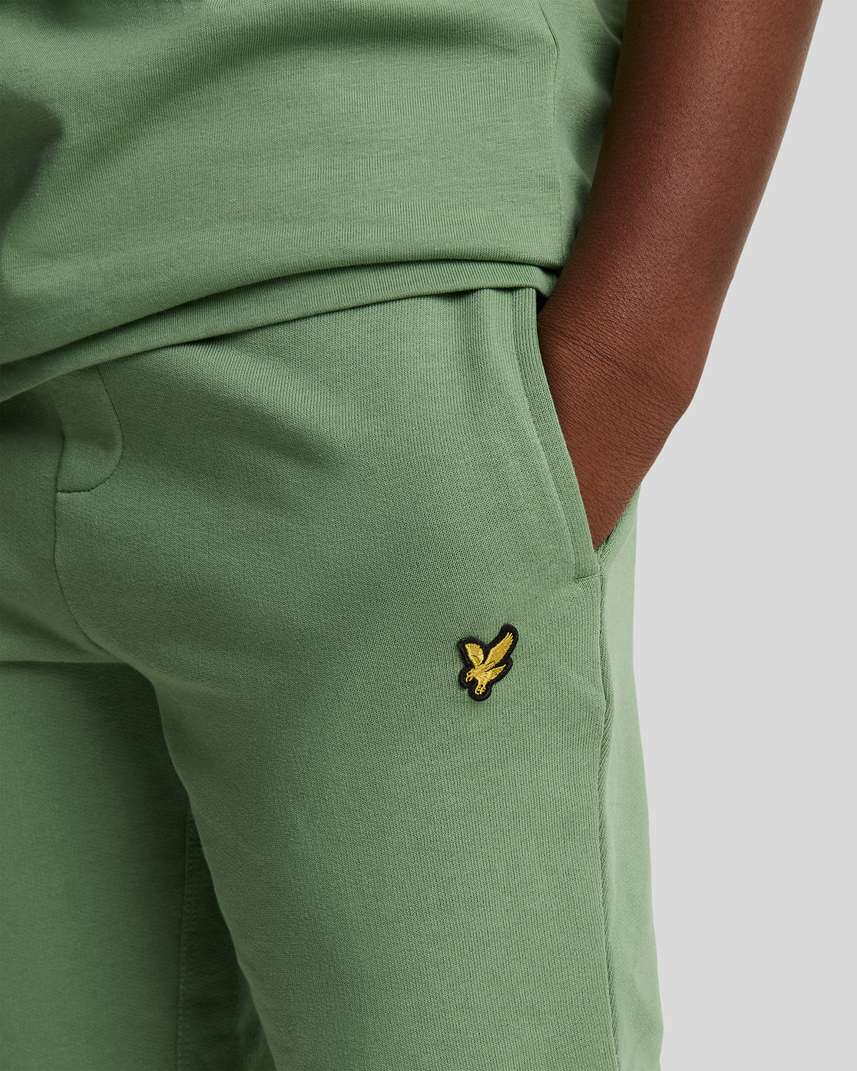 Jongens Sweat Short van Lyle & Scott in de kleur X576 Smoke Green in maat 170-176.