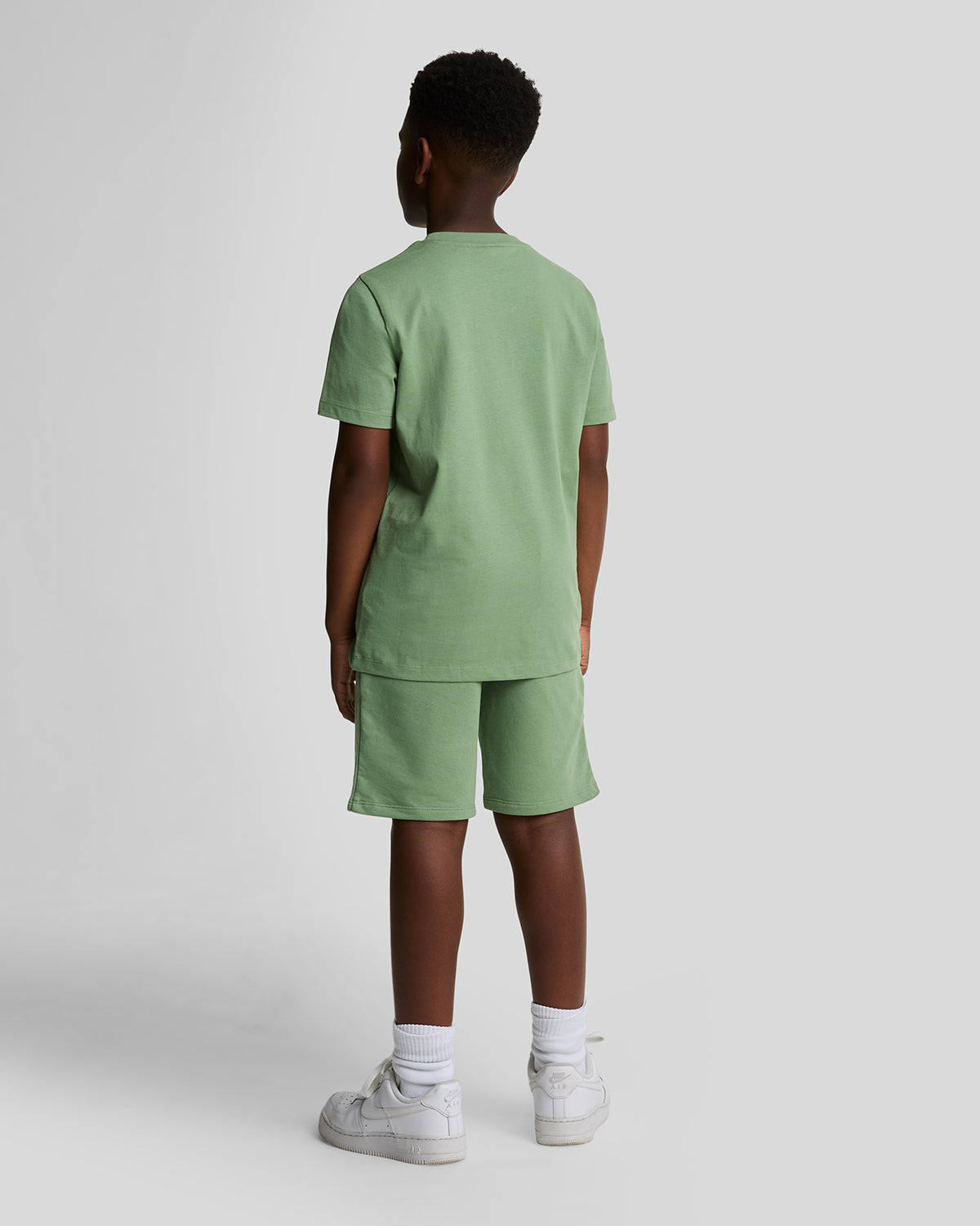 Jongens Sweat Short van Lyle & Scott in de kleur X576 Smoke Green in maat 170-176.