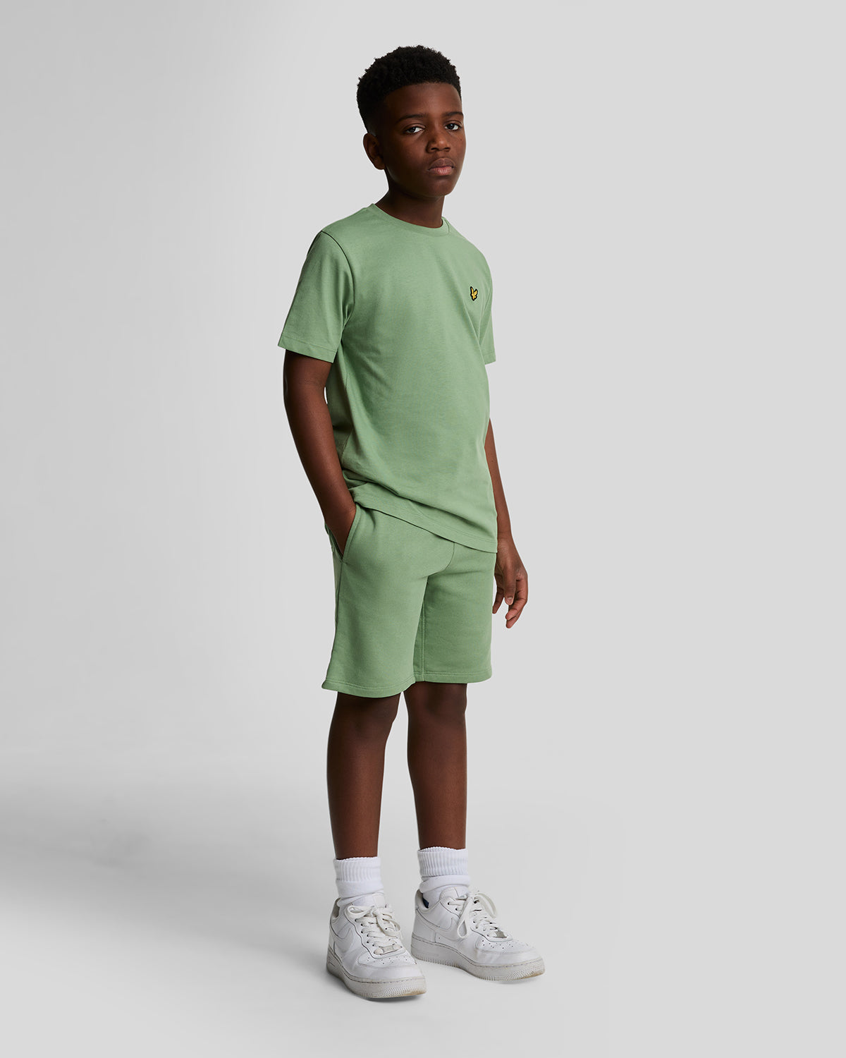 Jongens Sweat Short van Lyle & Scott in de kleur X576 Smoke Green in maat 170-176.