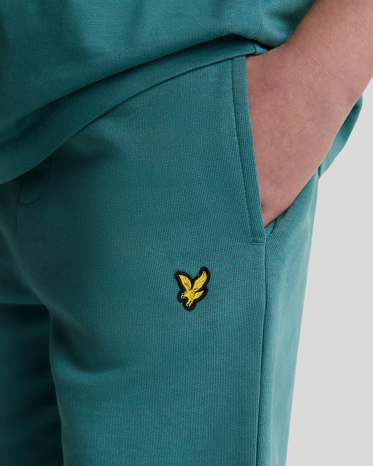 Jongens Sweat Short van Lyle & Scott in de kleur X579 Blue Storm in maat 170-176.