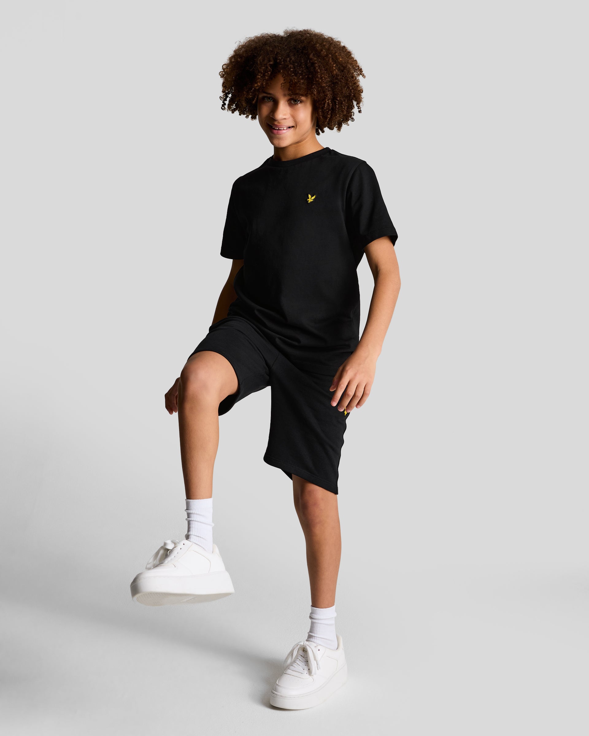 Jongens Sweat Short van Lyle & Scott in de kleur Z865 Jet Black in maat 170-176.