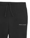 Jongens Script Embroidered Sweatpant van Lyle & Scott in de kleur Z865 Jet Black in maat 170-176.