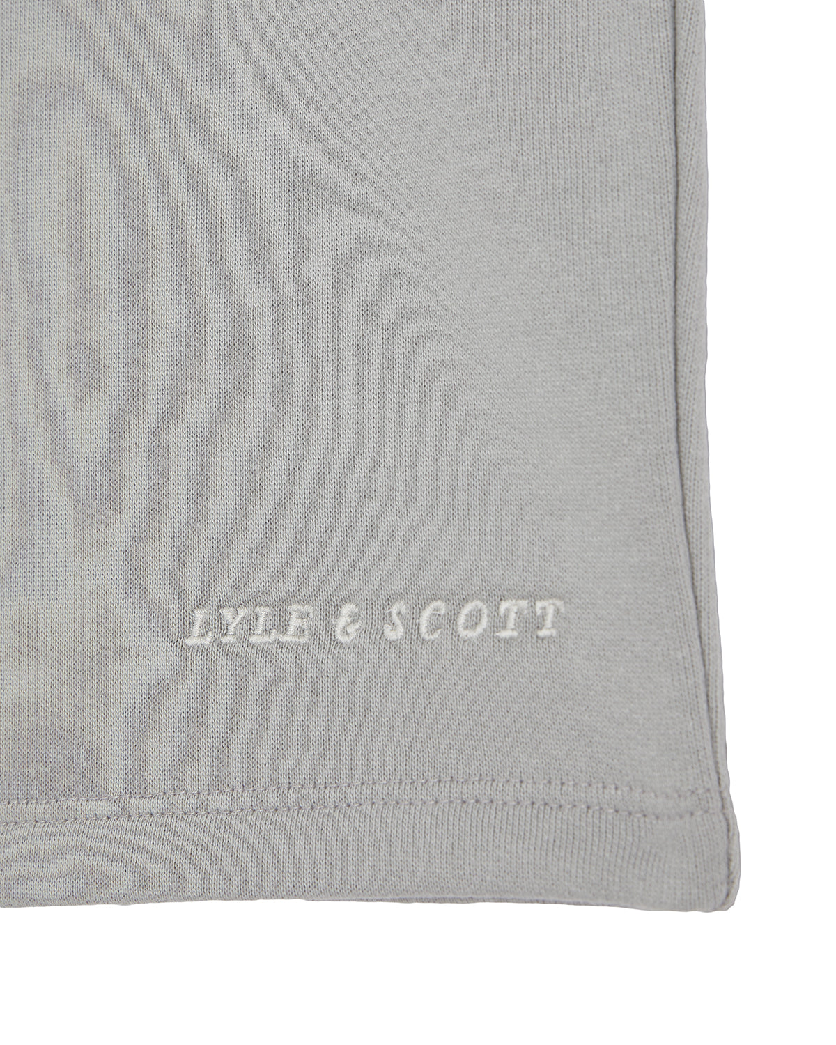 Jongens Script Embroidered Sweat Short van Lyle & Scott in de kleur X570 Grey Mirage in maat 170-176.