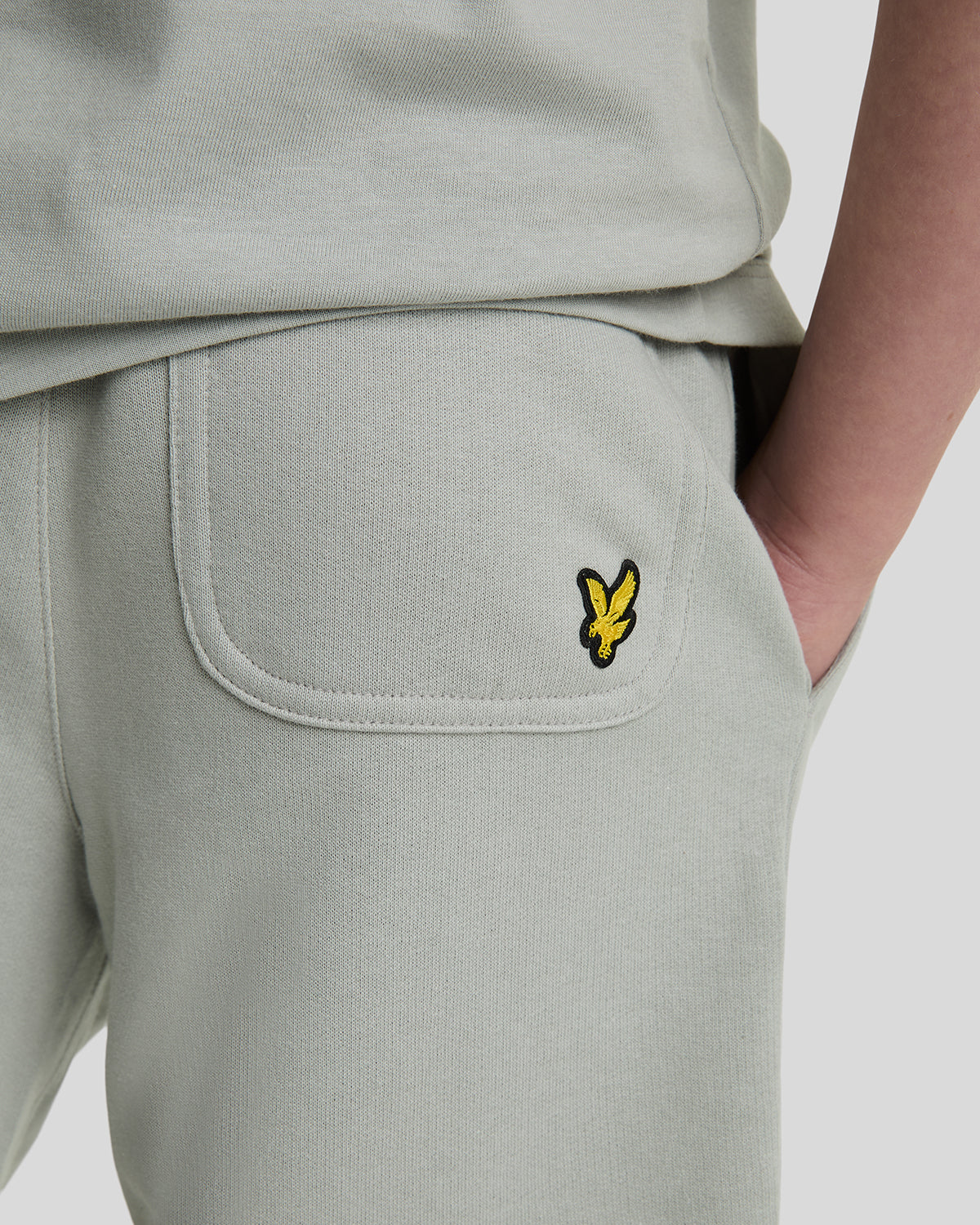 Jongens Script Embroidered Sweat Short van Lyle & Scott in de kleur X570 Grey Mirage in maat 170-176.