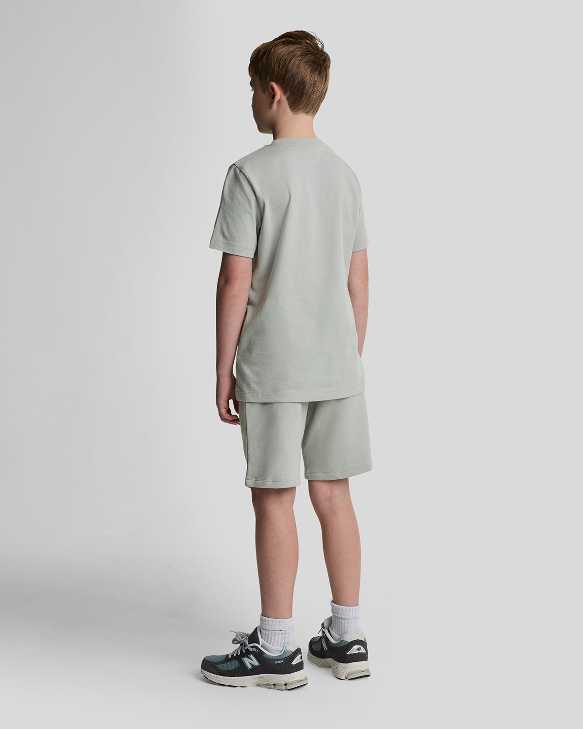 Jongens Script Embroidered Sweat Short van Lyle & Scott in de kleur X570 Grey Mirage in maat 170-176.