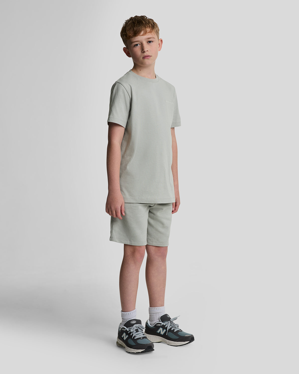 Jongens Script Embroidered Sweat Short van Lyle & Scott in de kleur X570 Grey Mirage in maat 170-176.