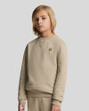 Jongens Cargo Sweat Short van Lyle & Scott in de kleur Z151 Stone in maat 170-176.