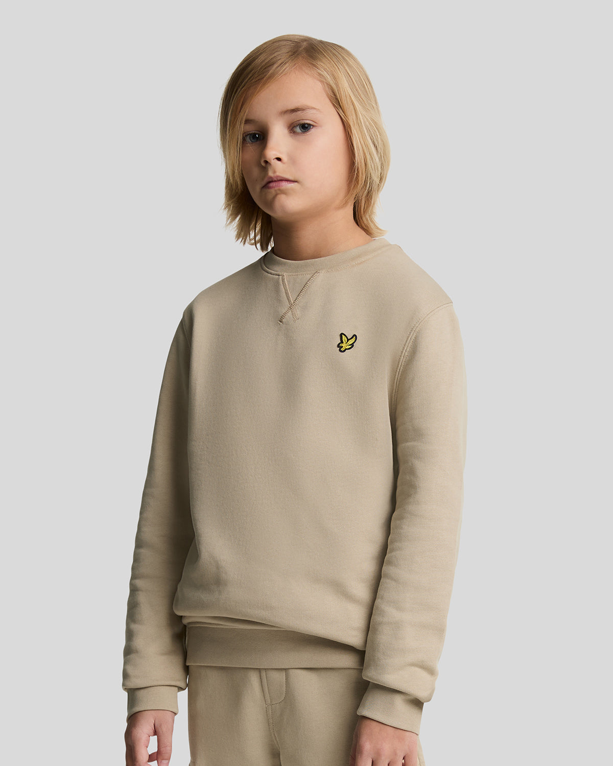 Jongens Cargo Sweat Short van Lyle & Scott in de kleur Z151 Stone in maat 170-176.