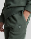 Jongens Tonal Sweat Short van Lyle & Scott in de kleur X583 Green Mercurial in maat 170-176.