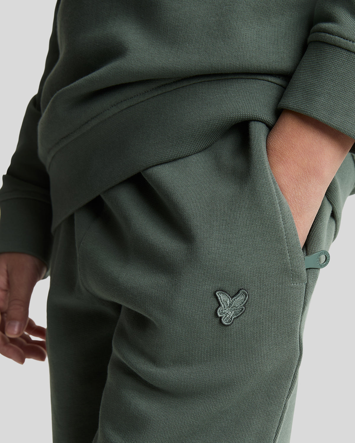 Jongens Tonal Sweat Short van Lyle & Scott in de kleur X583 Green Mercurial in maat 170-176.