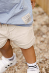 Jongens Sweatshort MORISLS242 van Little Levv in de kleur Kit in maat 128.