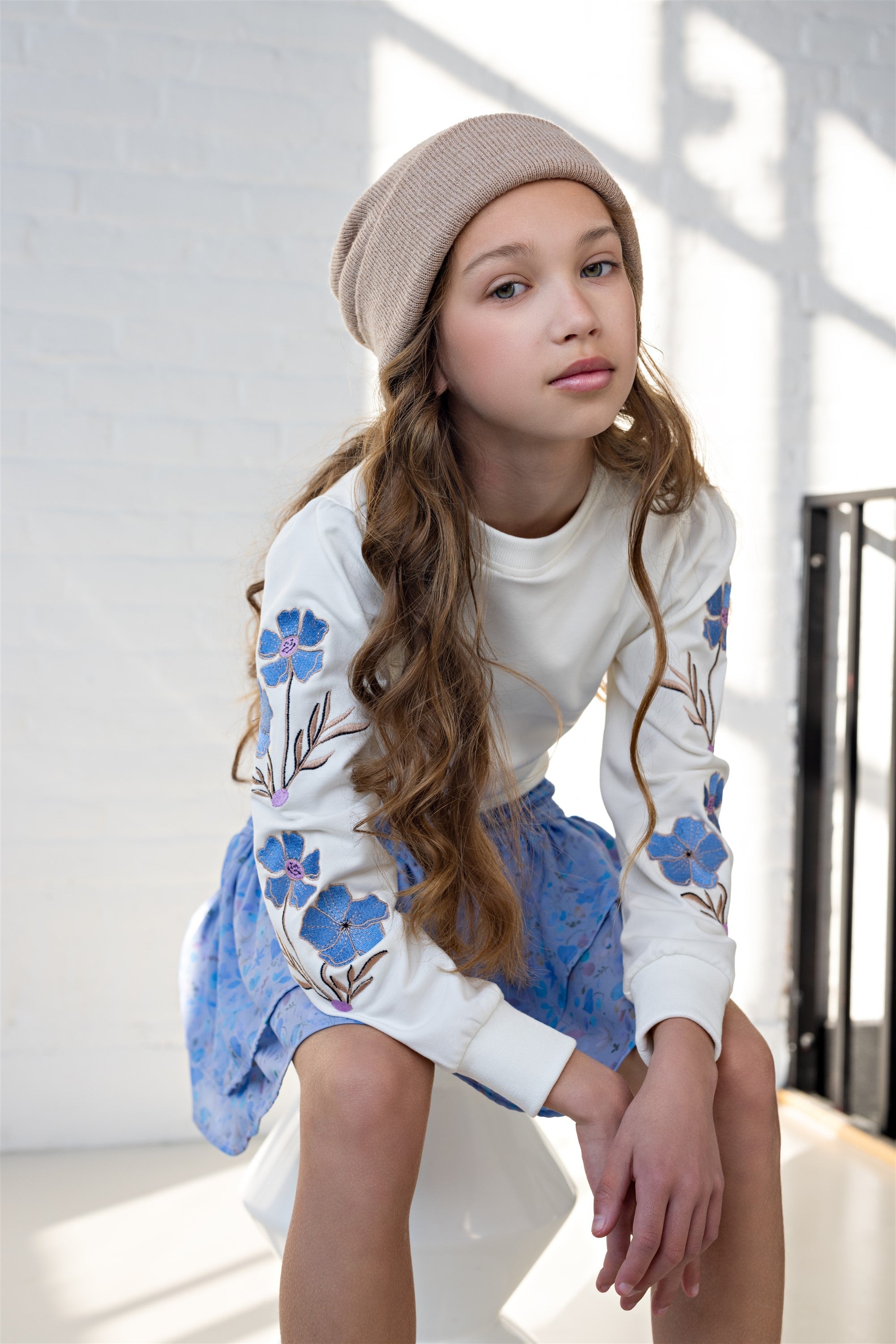 Meisjes Kate Girls Sweater Crew Neck With Embroidered Sleeves White van NoNo in de kleur Snow White in maat 134-140.