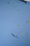 Meisjes Kyoto Girls Rib Tshirt S/Sl With Refined Artwork At Chest van NoNo in de kleur Provence Blue in maat 134-140.
