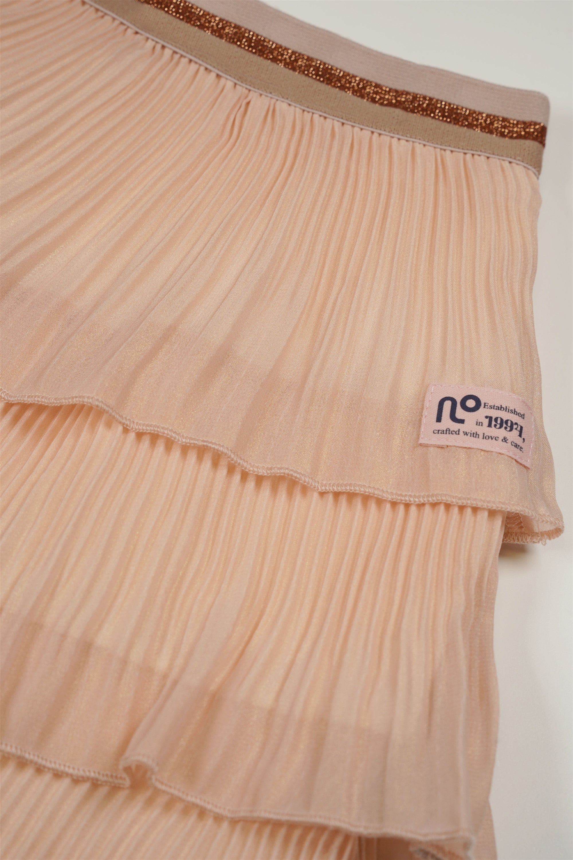 Meisjes Nika Girls Layered Plisse Skirt Light Gold+Jersey Pants Lining van NoNo in de kleur Light Gold in maat 134-140.