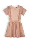 Meisjes Merle Girls Plisse Dress S/Sl Light Gold van NoNo in de kleur Light Gold in maat 134-140.