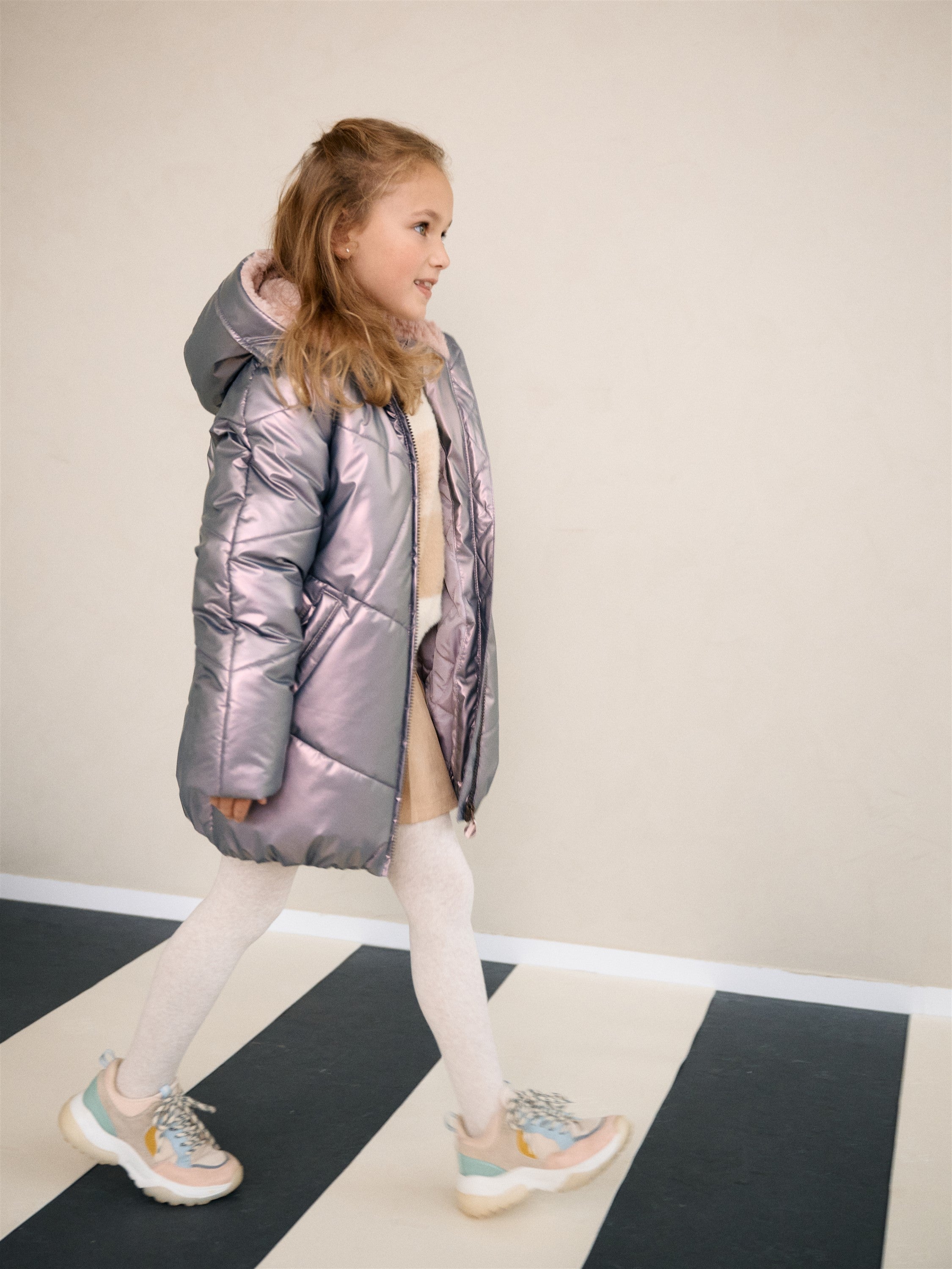 Meisjes Baybee Mid Long Hooded Satin Jacket van NoNo in de kleur Metallic Blush in maat 134-140.