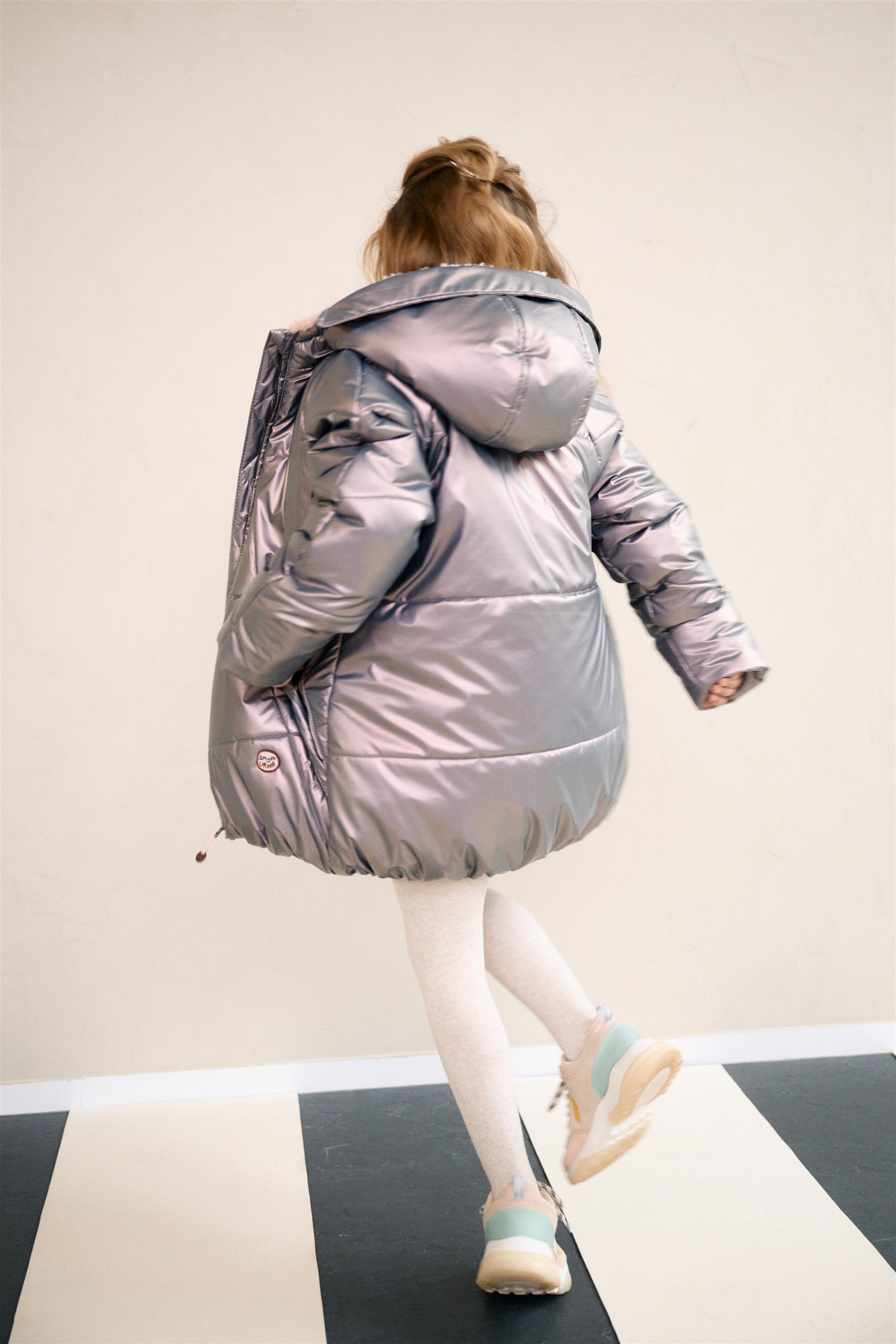 Meisjes Baybee Mid Long Hooded Satin Jacket van NoNo in de kleur Metallic Blush in maat 134-140.