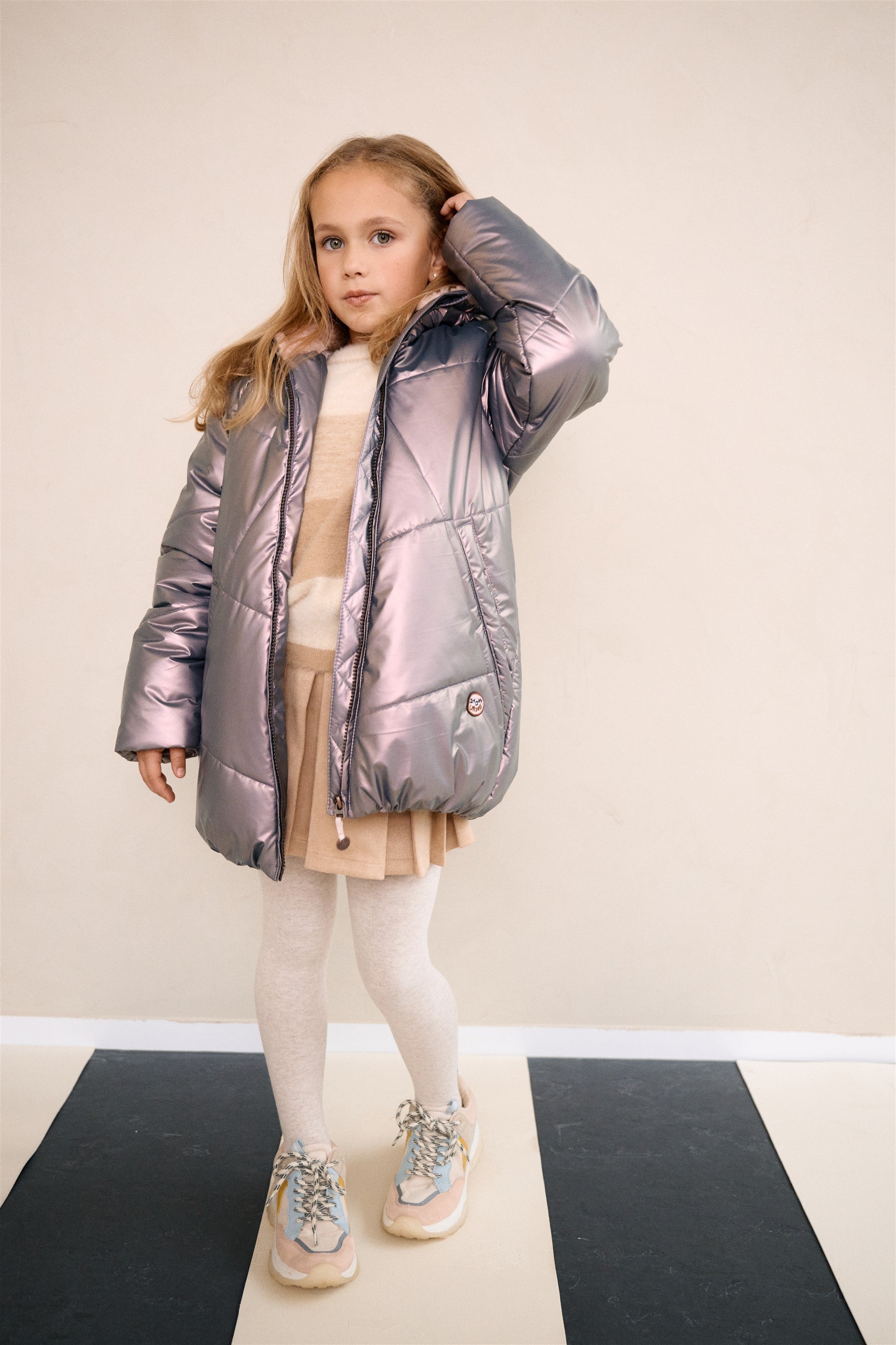 Meisjes Baybee Mid Long Hooded Satin Jacket van NoNo in de kleur Metallic Blush in maat 134-140.