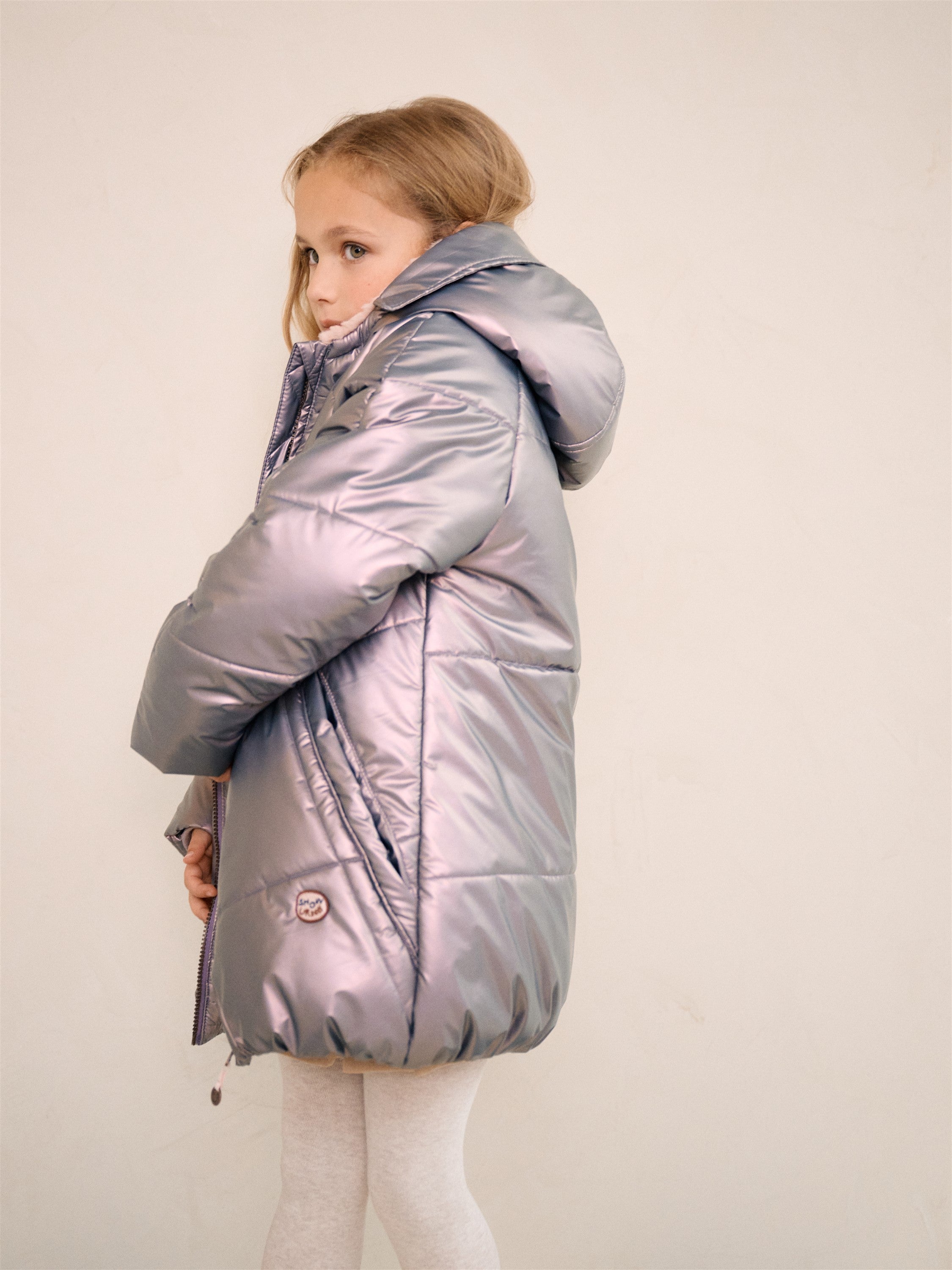 Meisjes Baybee Mid Long Hooded Satin Jacket van NoNo in de kleur Metallic Blush in maat 134-140.