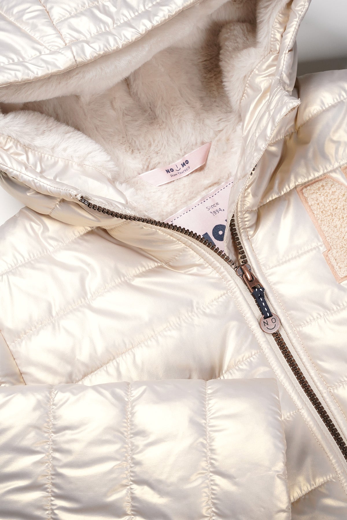 Meisjes Btwist Glossy Hooded Jacket van NoNo in de kleur Pearled Ivory in maat 134-140.