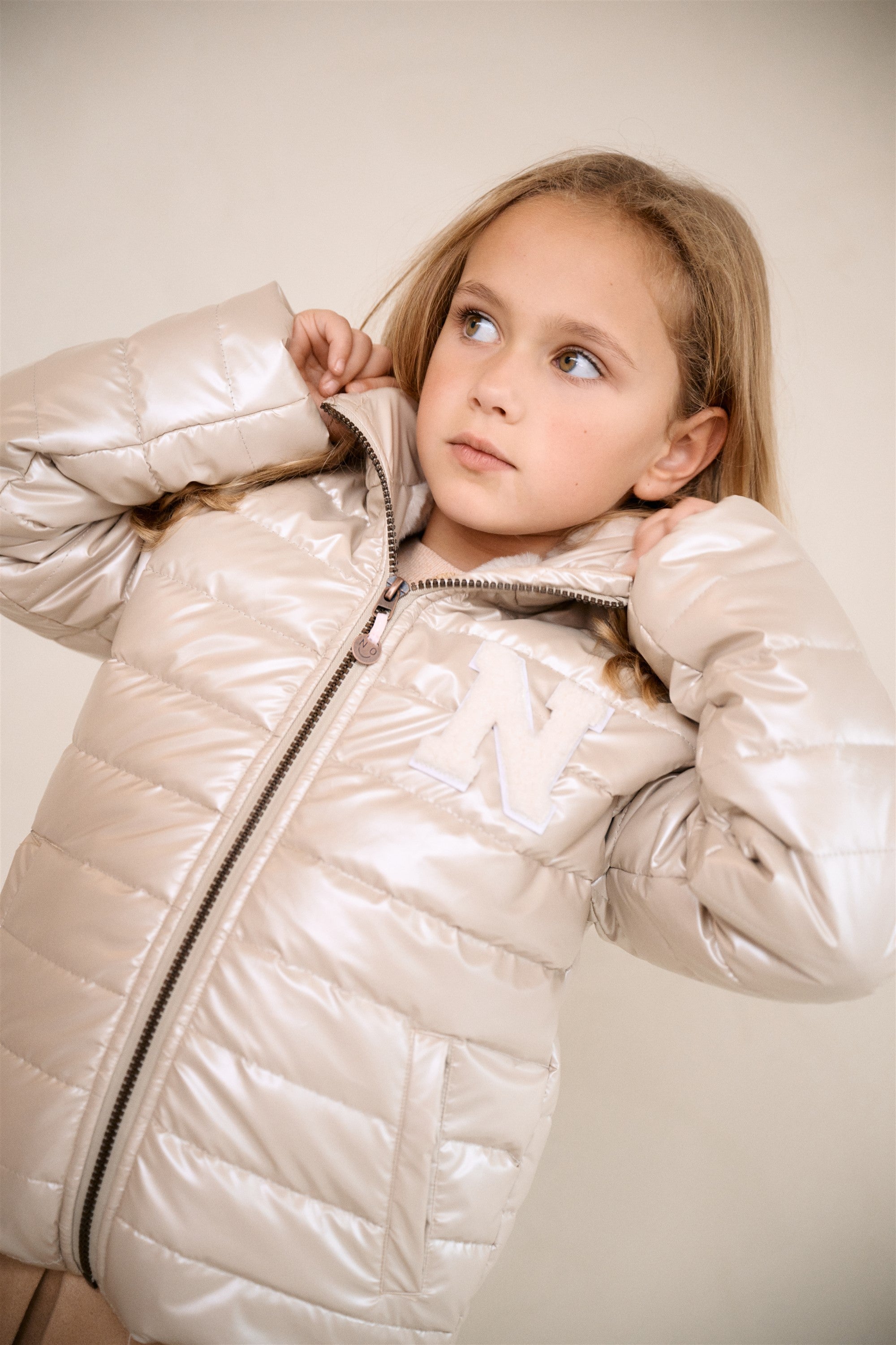 Meisjes Btwist Glossy Hooded Jacket van NoNo in de kleur Pearled Ivory in maat 134-140.