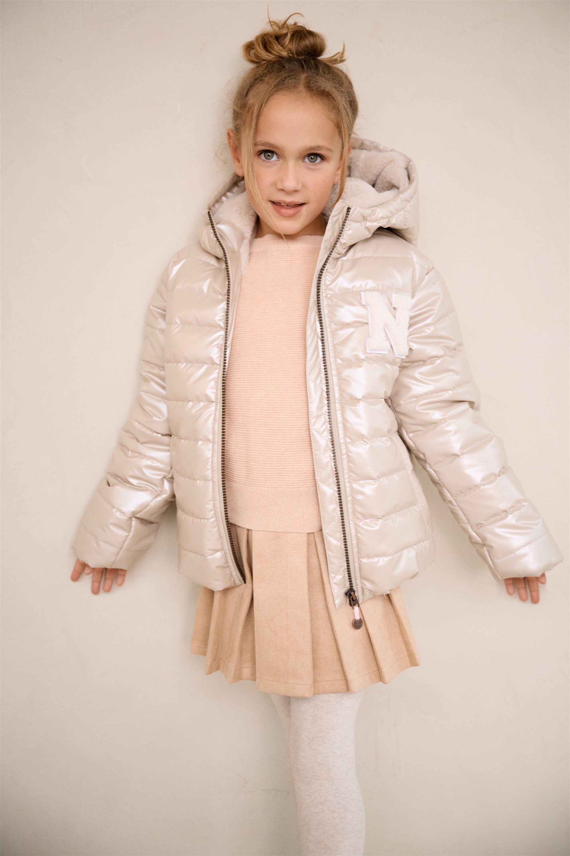 Meisjes Btwist Glossy Hooded Jacket van NoNo in de kleur Pearled Ivory in maat 134-140.