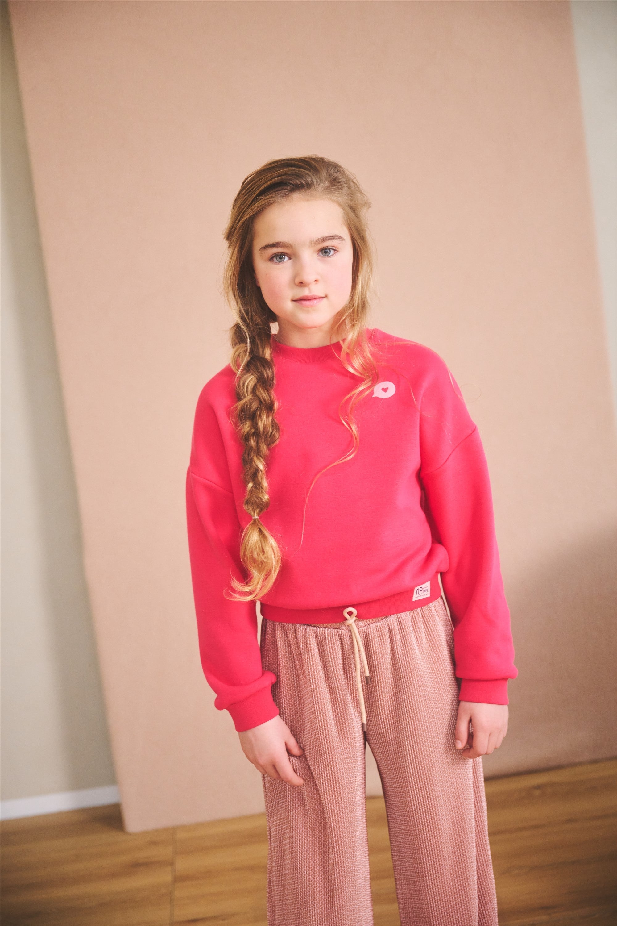 Meisjes Konono logo sweater in soft furry sweat van NoNo in de kleur Azalea Pink in maat 134-140.