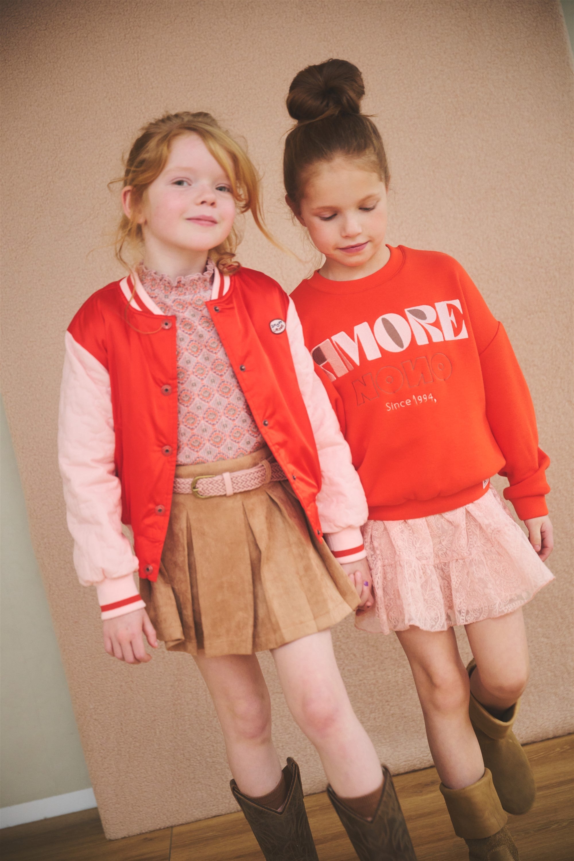 Meisjes Konono logo sweater in soft furry sweat van NoNo in de kleur Flame Red in maat 134-140.