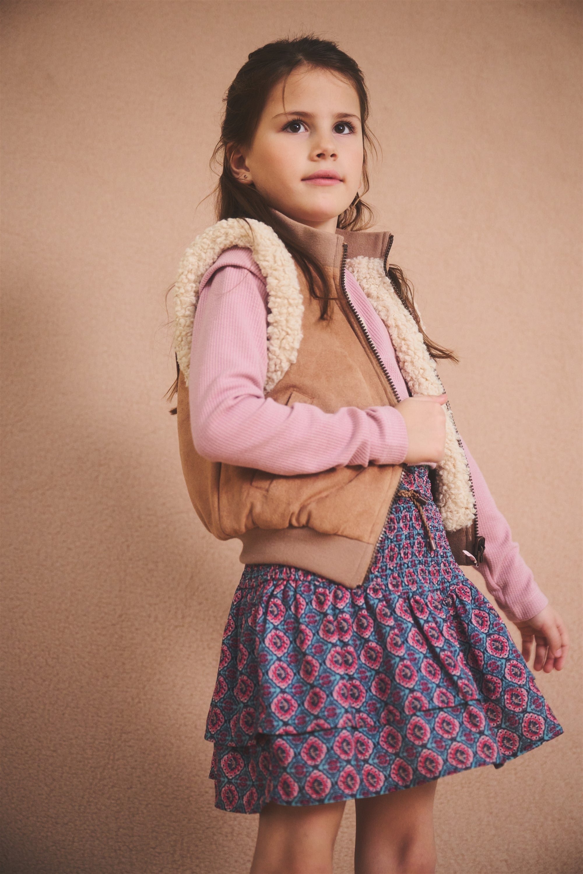 Meisjes Kenna reversible furry spencer with zipper van NoNo in de kleur Taupe in maat 104-116.