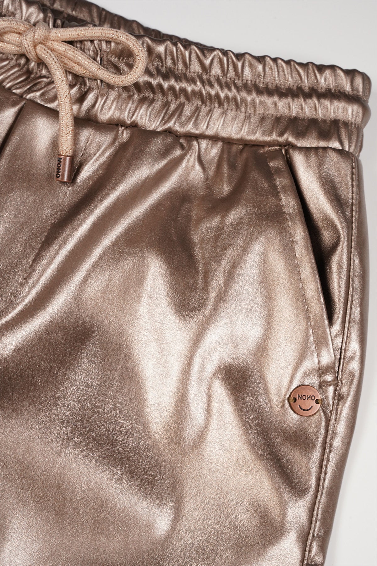 Meisjes Suna coated bronze flared pants van NoNo in de kleur Sand Blush in maat 134-140.