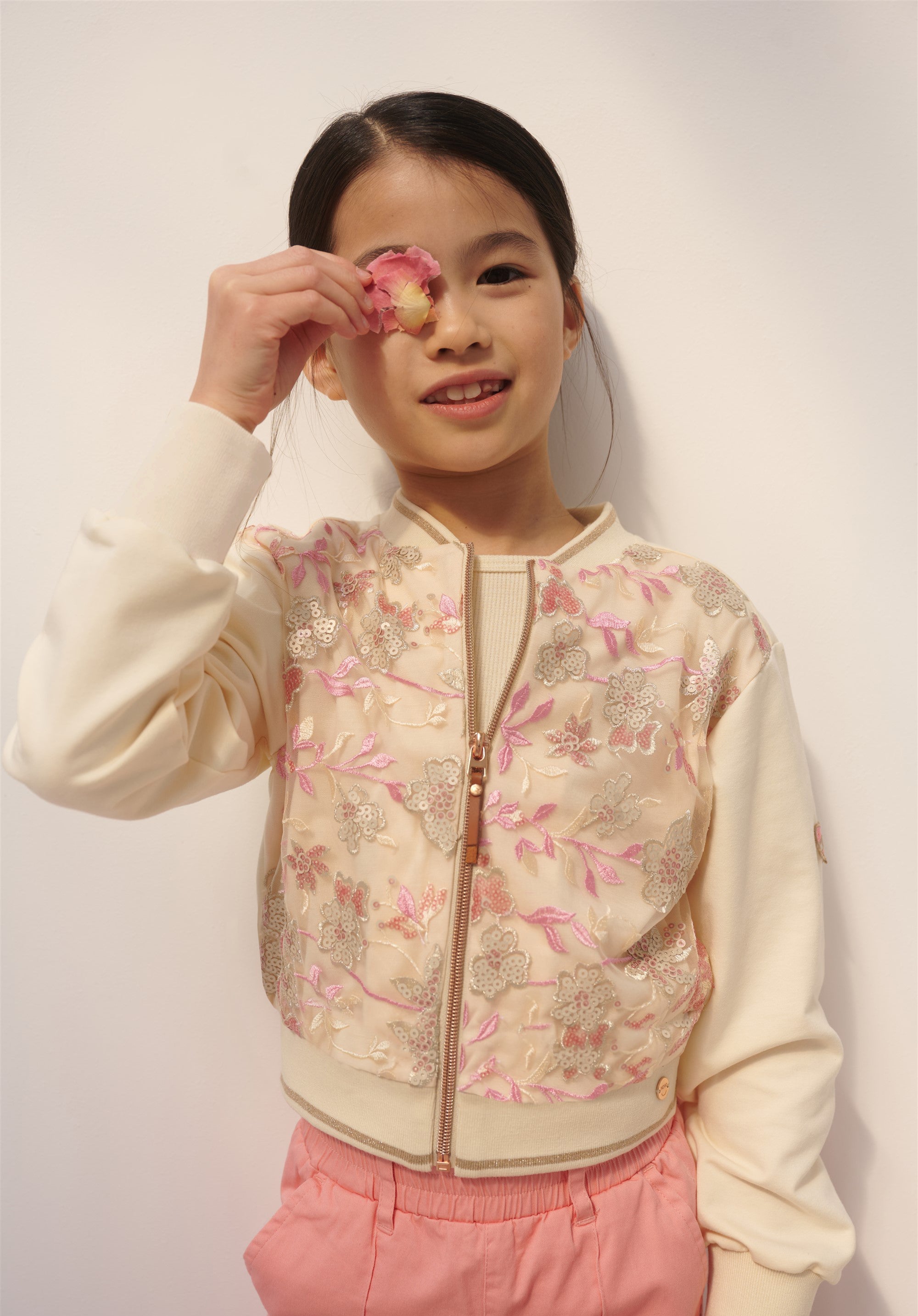 Meisjes Dita zip up cardigan with sequins  van NoNo in de kleur Sparkle Rose in maat 134-140.