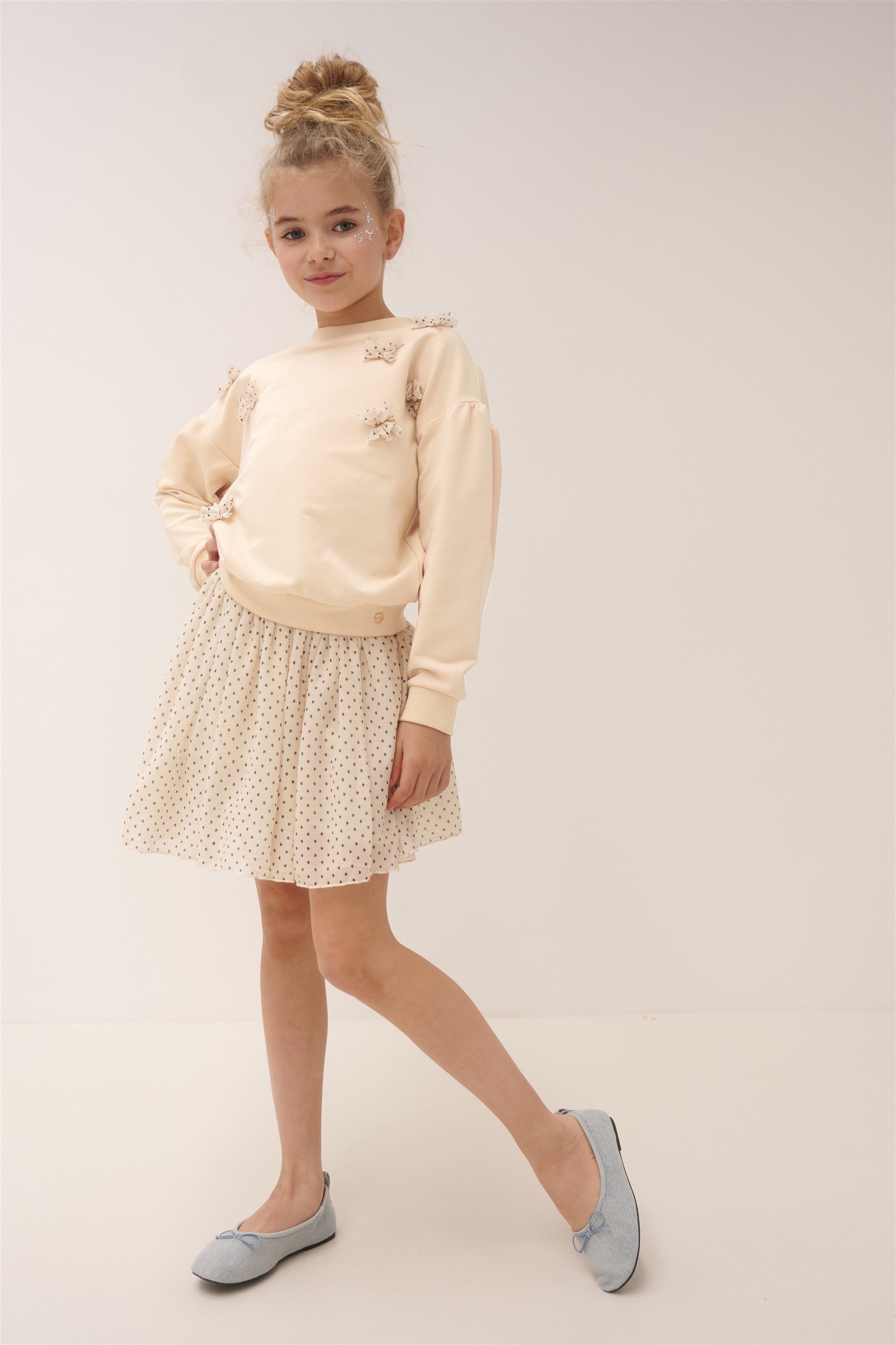 Meisjes Kimas sweater with embroidery at chest van NoNo in de kleur Pearled Ivory in maat 134-140.