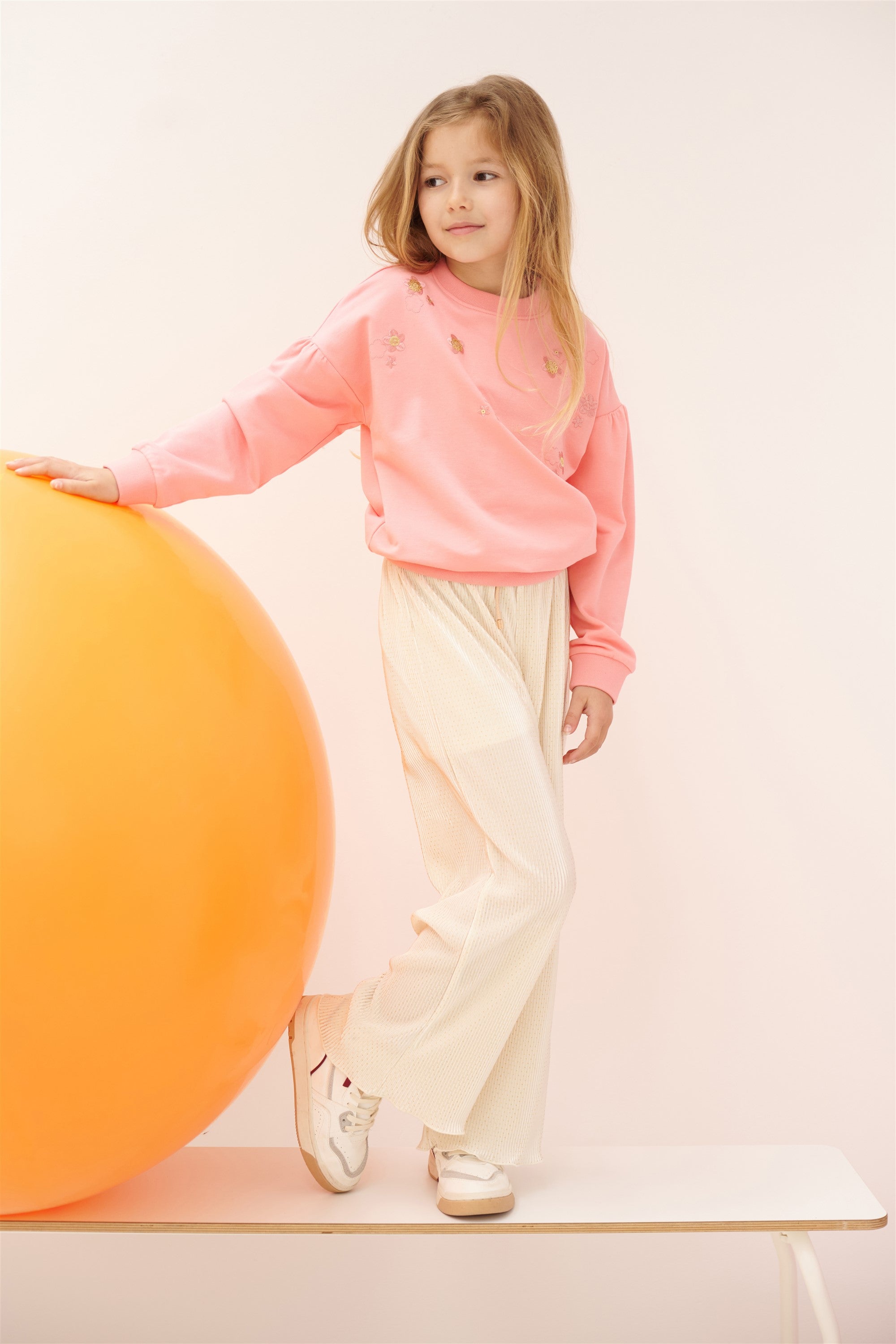 Meisjes Sun AOP plissee palazzo pants van NoNo in de kleur Light Gold in maat 134-140.