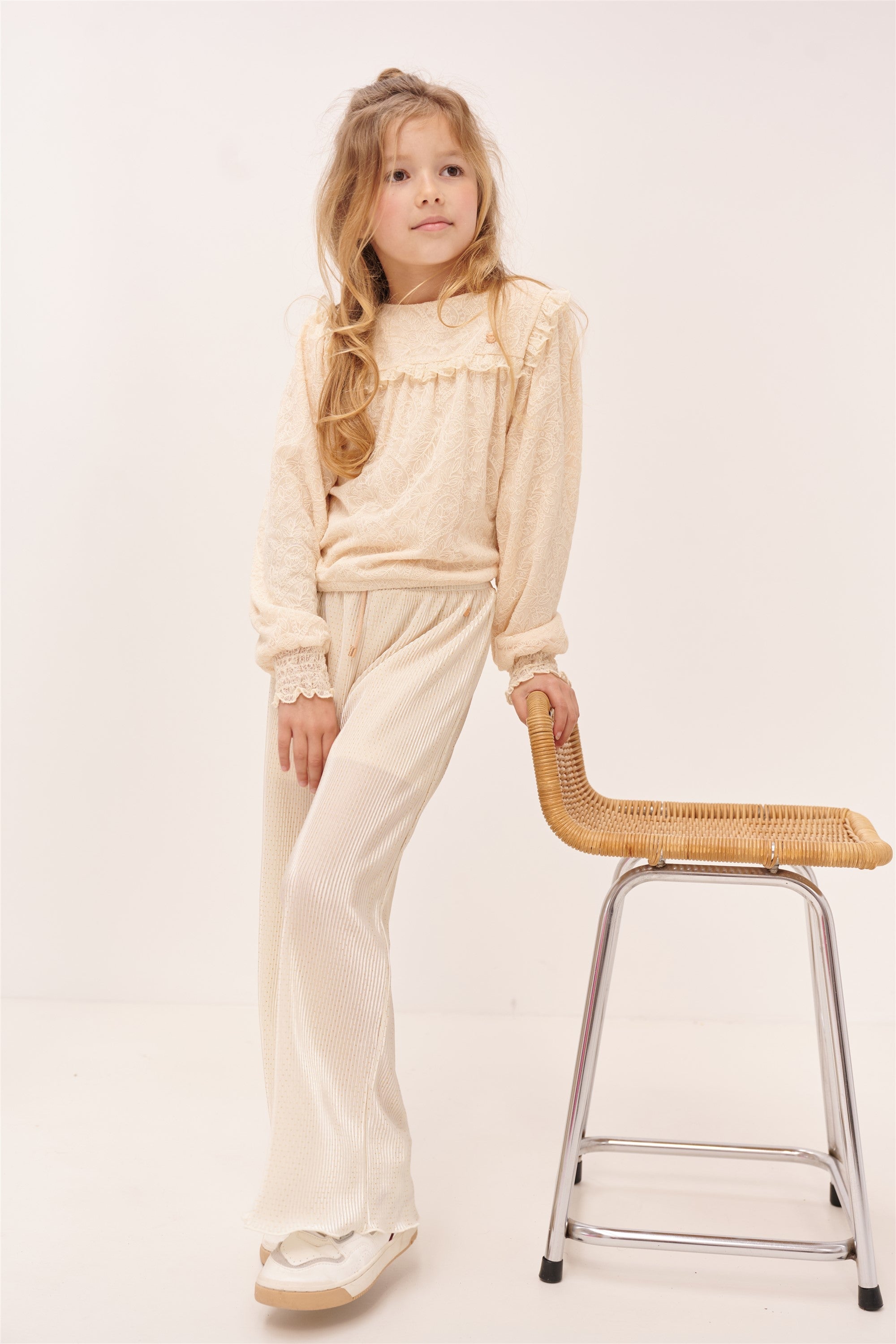 Meisjes Sun AOP plissee palazzo pants van NoNo in de kleur Light Gold in maat 134-140.