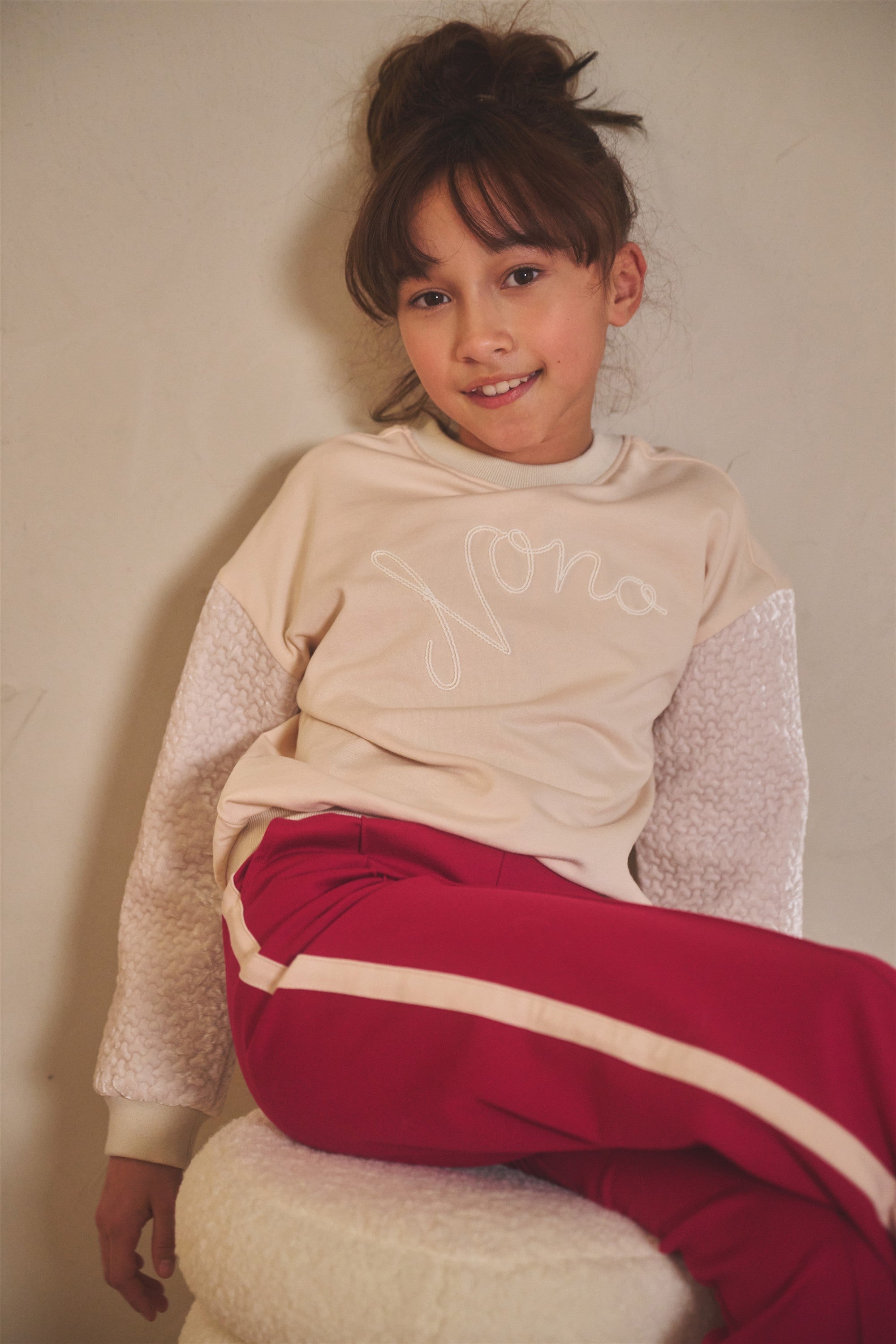 Meisjes Konono Sweater with velvet contrast sleeves van NoNo in de kleur Pearled Ivory in maat 134-140.