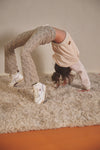 Meisjes Sady AOP Rib Jersey Flared Pants van NoNo in de kleur Pearled Ivory in maat 134-140.