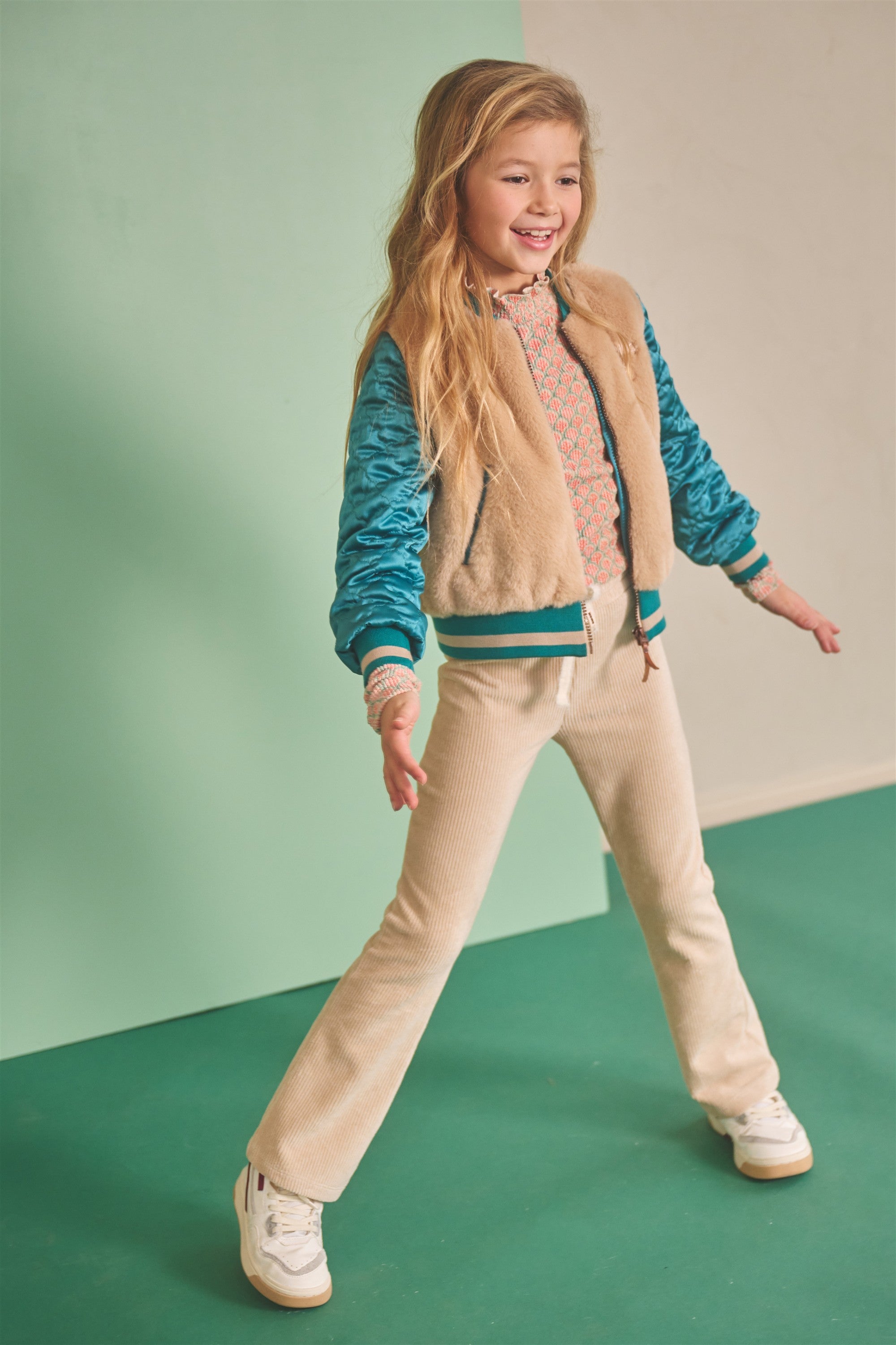Meisjes Sady Velvet Rib Flared Pants van NoNo in de kleur Pearled Ivory in maat 134-140.