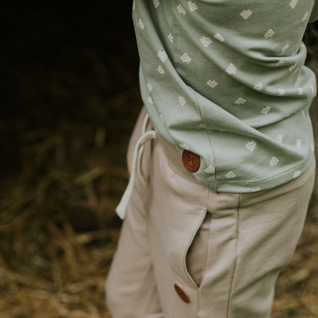 Jongens T-shirt van Koko Noko in de kleur Sage in maat 128.