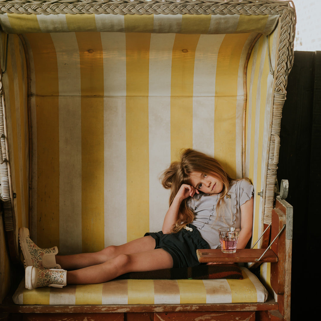 Meisjes T-shirt van Koko Noko in de kleur Faded Lavender in maat 128.