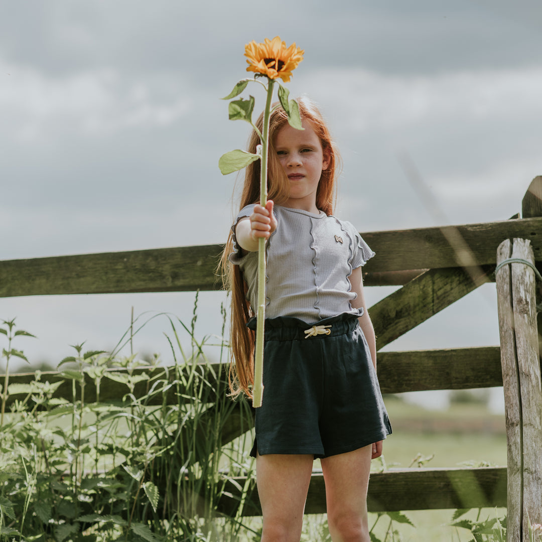 Meisjes T-shirt van Koko Noko in de kleur Faded Lavender in maat 128.