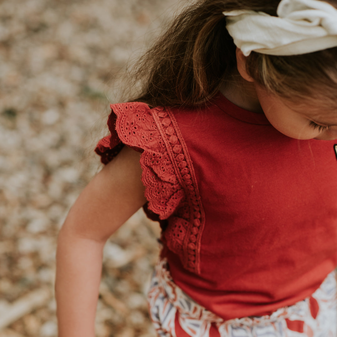 Meisjes T-shirt van Koko Noko in de kleur Brique in maat 128.