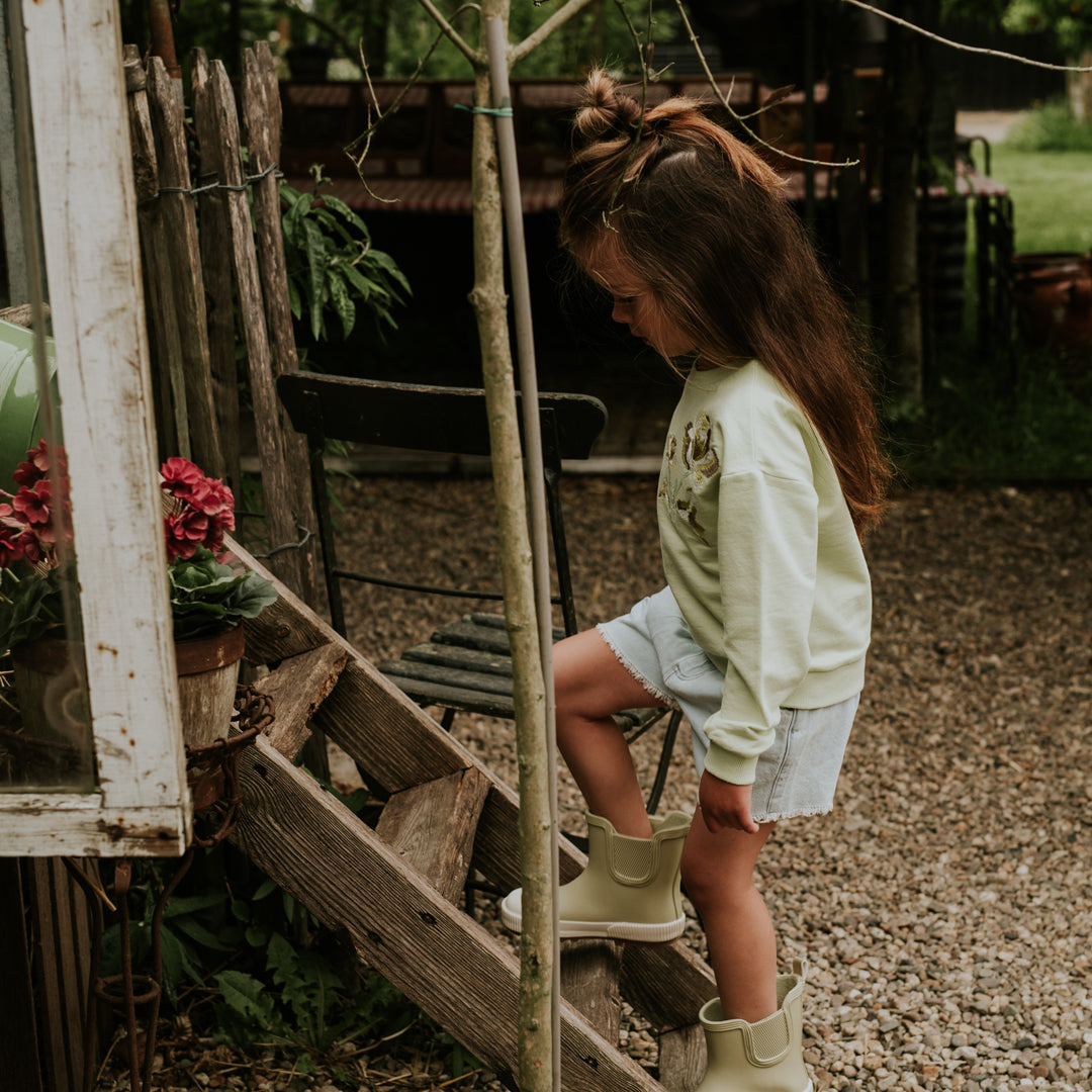 Meisjes Sweater van Koko Noko in de kleur Pistachio green in maat 128.