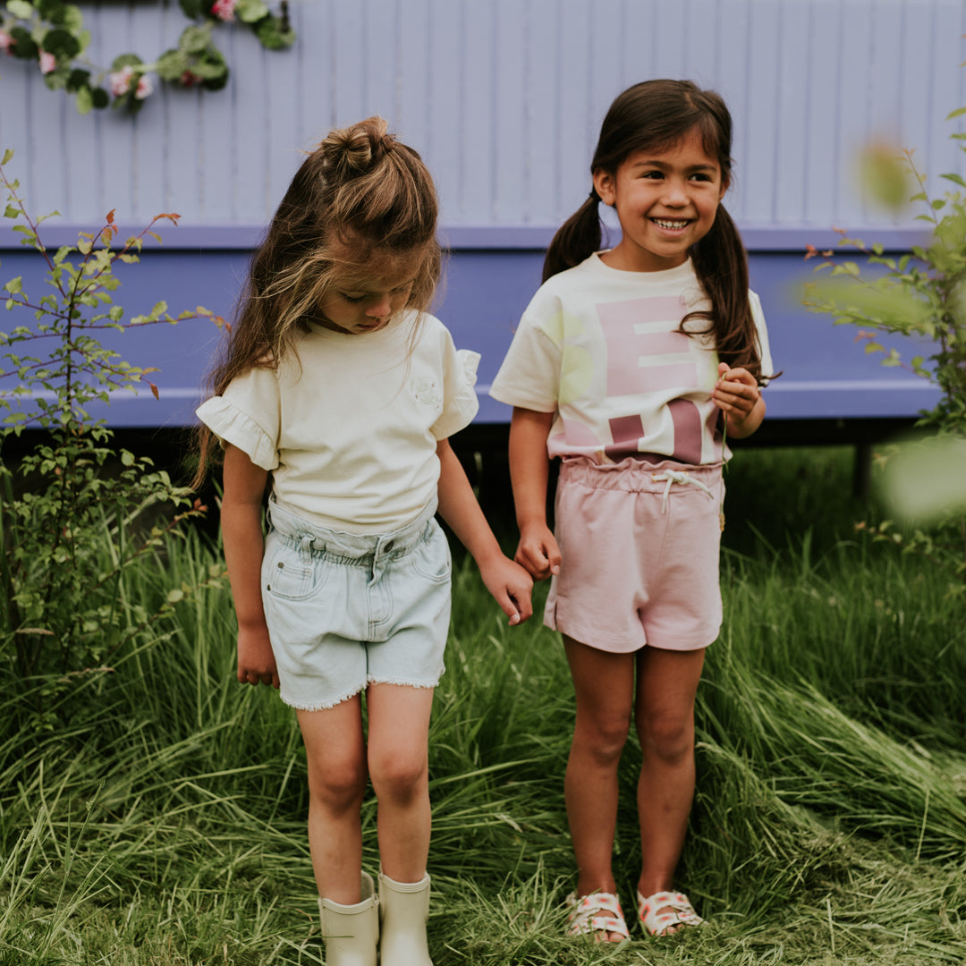 Meisjes T-shirt van Koko Noko in de kleur Off white in maat 128.