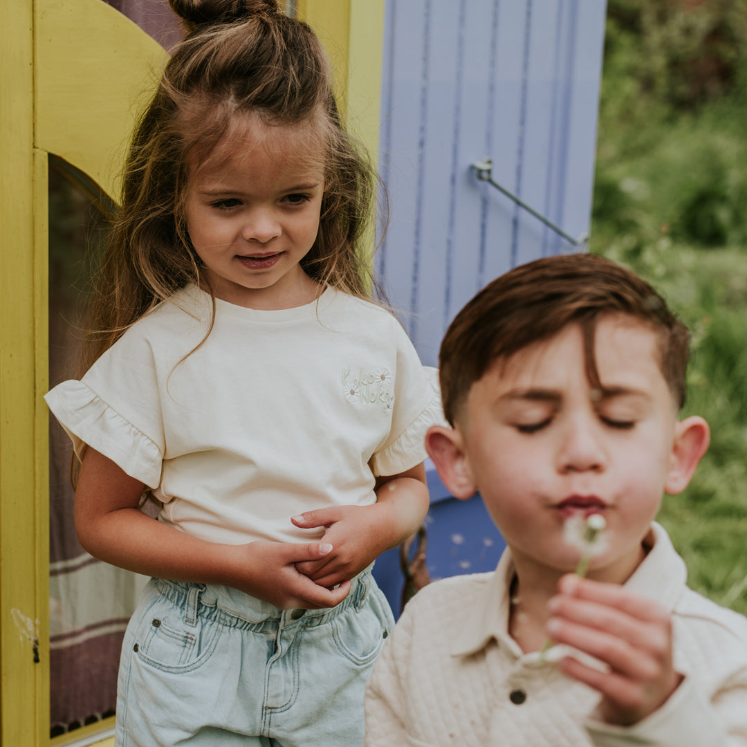 Meisjes T-shirt van Koko Noko in de kleur Off white in maat 128.