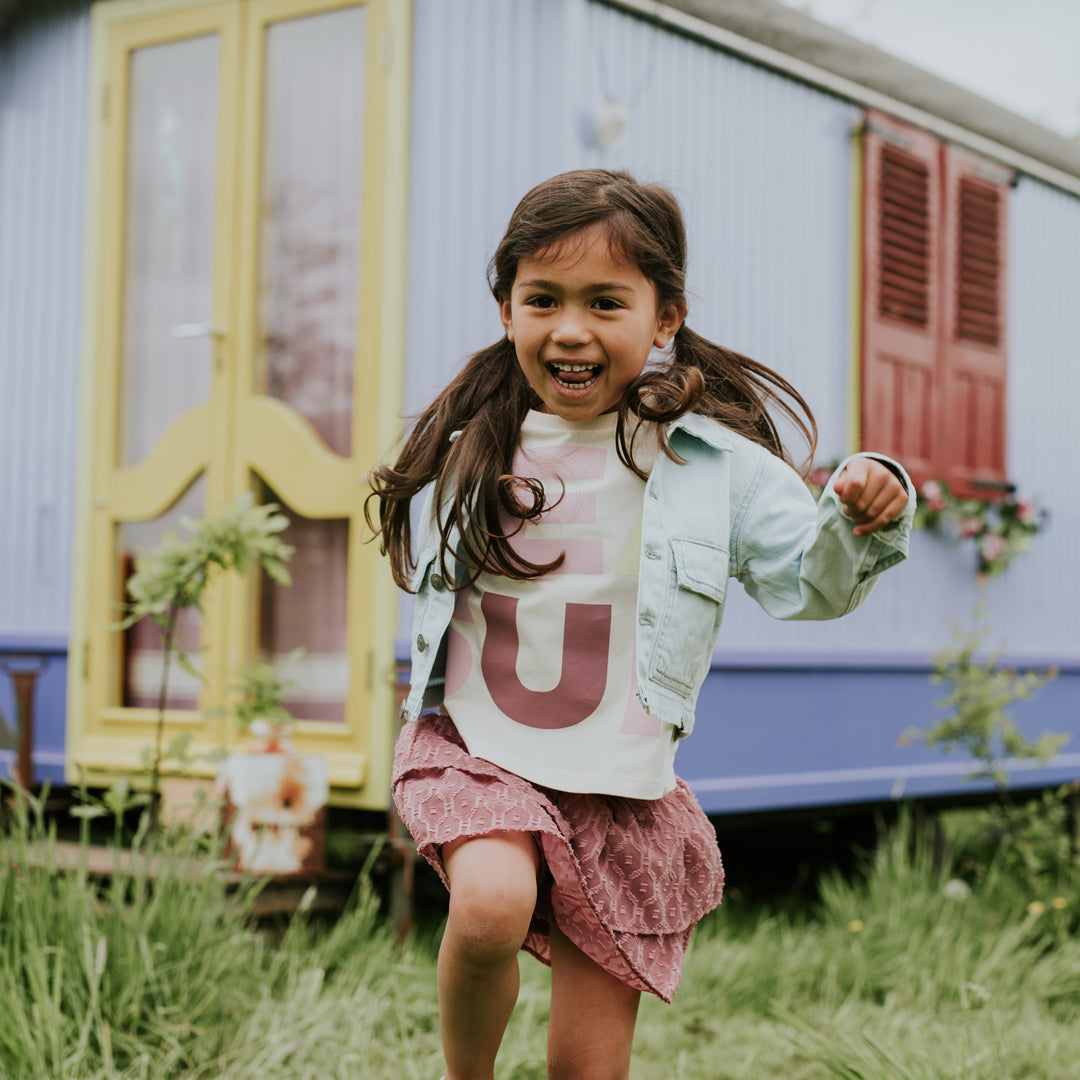 Meisjes T-shirt van Koko Noko in de kleur Off white in maat 128.
