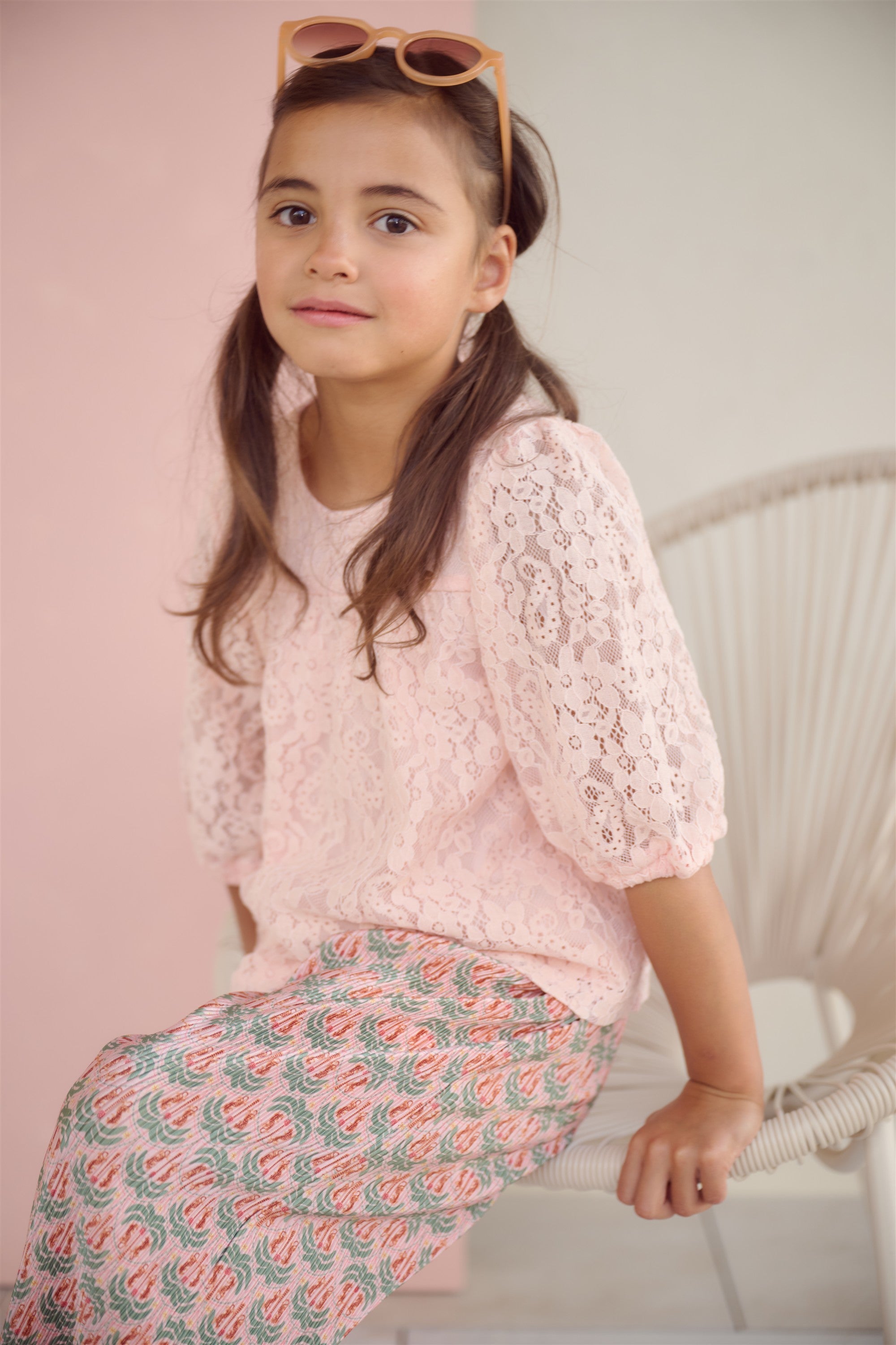 Meisjes Tina Lace Top with puffed sleeve van NoNo in de kleur Pale Blush Pink in maat 134-140.