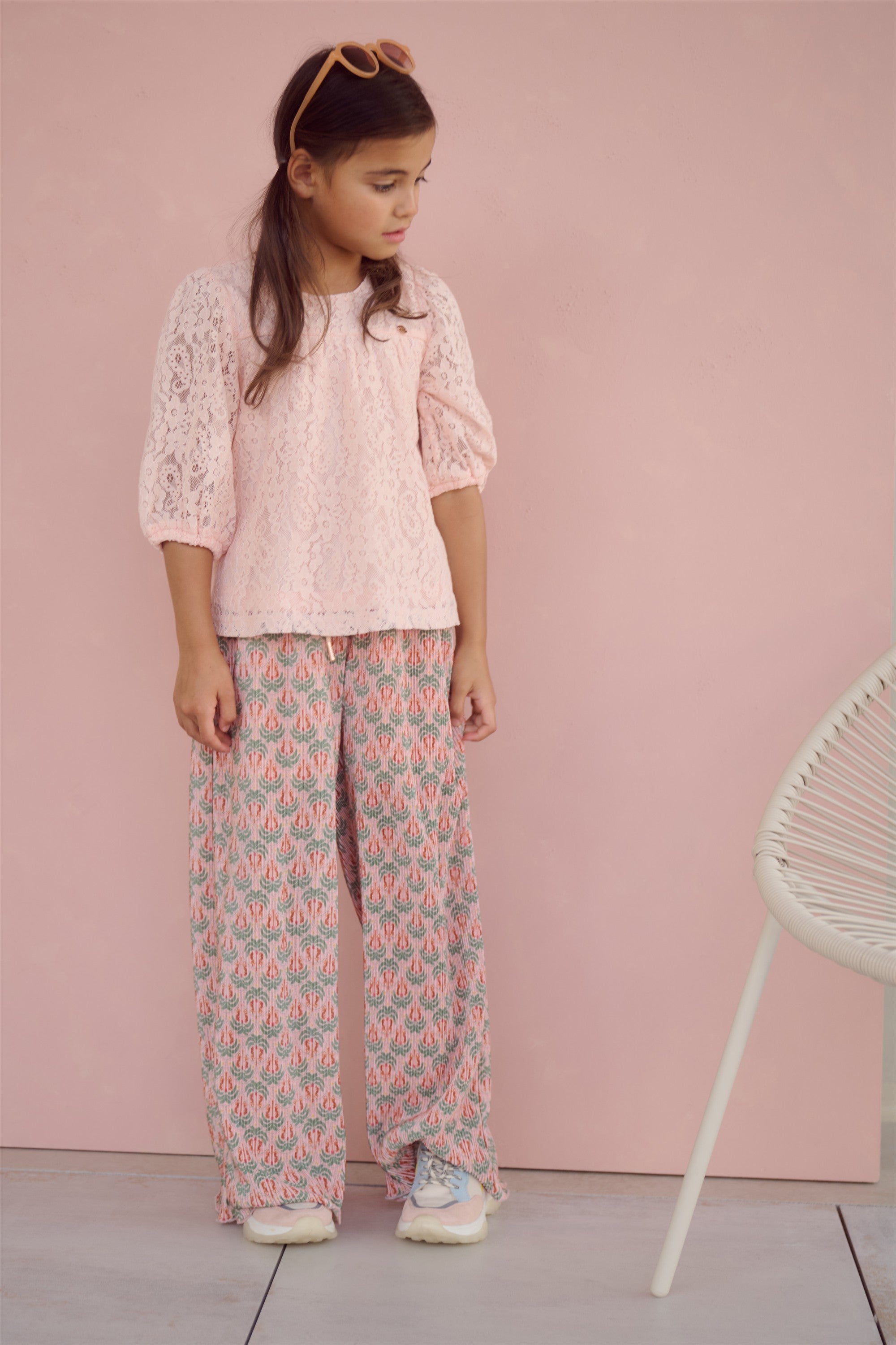 Meisjes Tina Lace Top with puffed sleeve van NoNo in de kleur Pale Blush Pink in maat 134-140.