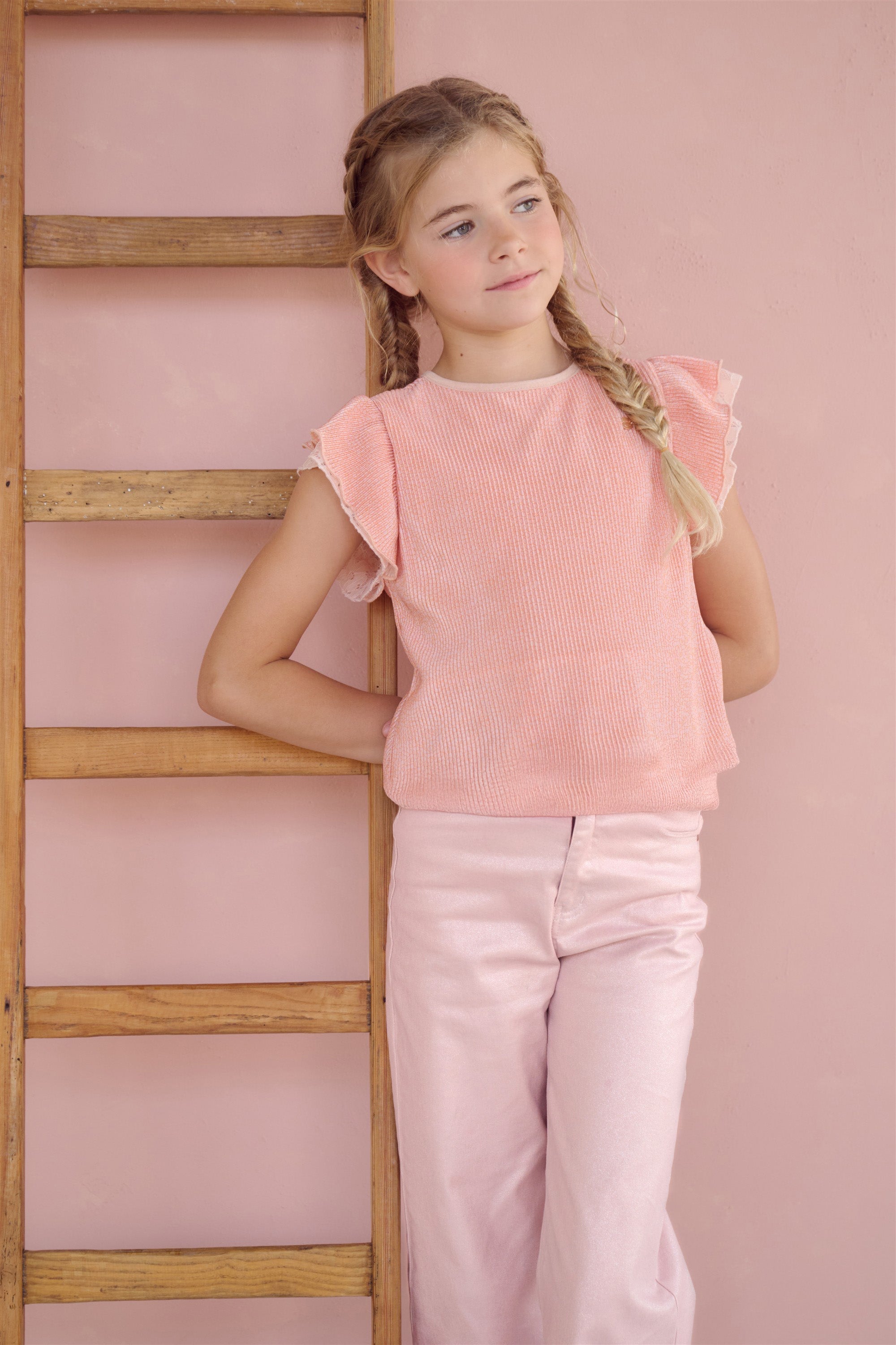 Meisjes Tilda AOP Plissee Top S/SL with lace details van NoNo in de kleur Pale Blush Pink in maat 134-140.